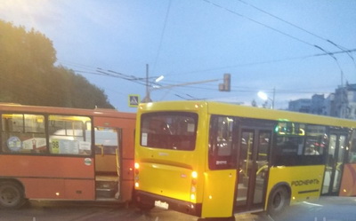 В Рязани около гипермаркета «Глобус» столкнулись автобус и маршрутное такси